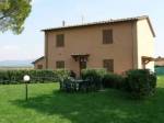 Il podere S. Antonio &egrave; situato nella pianura sottostante a Castagneto Carducci e ospita tre appartamenti ristrutturati. La casa dista ca. 6 km dal mare e dispone di un grande giardino condominiale con dei spazzi riservati per ogni appartamento, attrezzati con tavolo, sedie, sdraia e barbeque. Nel giardino ci sono posti macchina. Gli appartamenti 1 e 2 si trovano al piano terra e sono composti da: Soggiorno/pranzo con angolo cottura, divano letto doppio e TV, camera matrimoniale, bagno con doccia, giardino attrezzato, posto macchina. Giardino molto curato e posizione tranquilla.